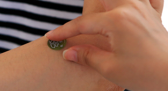 해수욕장 체온 스티커 부착