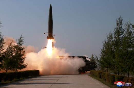 북한이 2019년 이동형 발사대에서 발사하는 KN23 미사일. 북한판 이스칸데르 미사일로 불린다. 연합뉴스