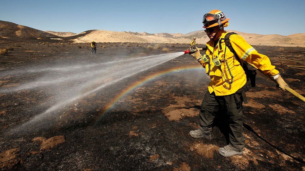 미국 캘리포니아주의 한 소방관이 산불 화재가 진압된 현장에서 잔불 불씨를 없애기 위해 물을 뿌리고 있다. 게티이미지 자료사진 