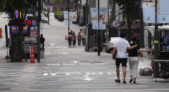 수도권 지역에 코로나 19 사회적 거리두기 4단계 격상을 하루 앞둔 11일 서울 중구 명동 거리가 한산한 모습을 보이고 있다. 4단계 때는 오후 6시 이후 2명까지만 모일 수 있다. 2021.7.11 오장환 기자 5zzang@seoul.co.kr