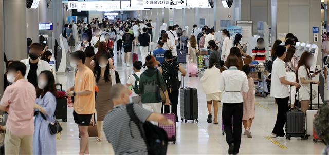 여행객들로 붐비는 김포공항
