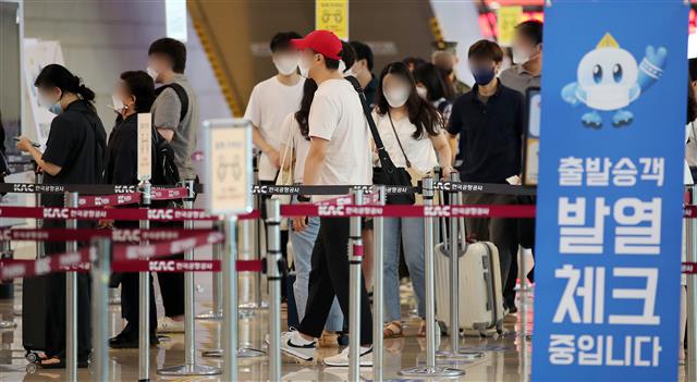 수도권 거리두기 4단계 적용 하루 앞두고 붐비는 김포공항
