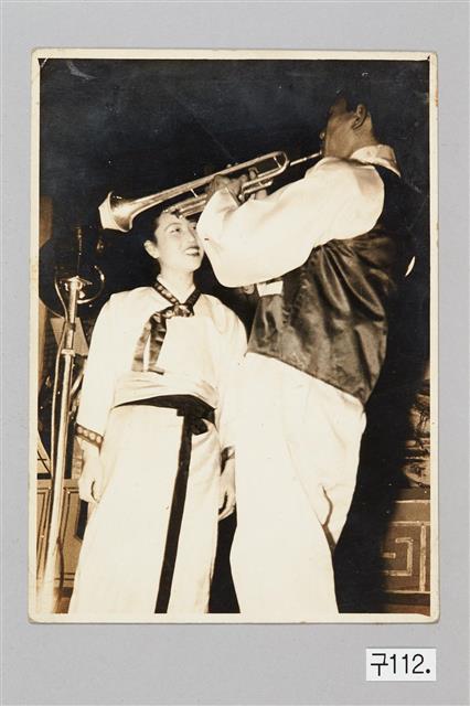 트럼펫을 연주하는 현경섭(오른쪽)과 함께 공연하고 있는 가수 이난영.  대한민국역사박물관 제공