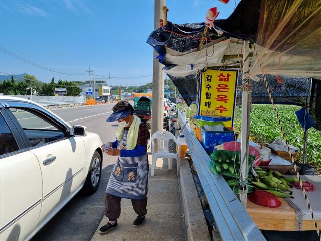 경남 고성군 월평리 국도변에 있는 옥수수 거리. 옥수수 농사를 짓는 옥수수작목반 소속 농민들이 노점을 운영하며 직접 재배한 옥수수를 삶아 판매하고 있다.