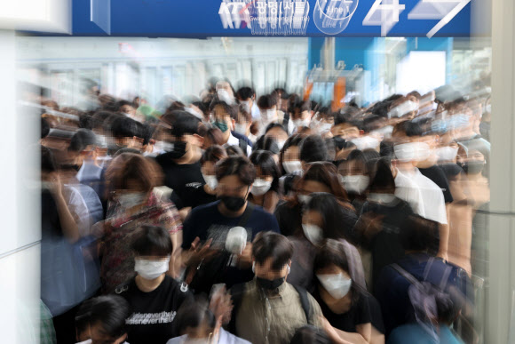 수도권 ‘사회적 거리두기 4단계’가 시작된 12일 오전 서울 신도림역에서 시민들이 이동하고 있다. 중앙재난안전대책본부(중대본)에 따르면 수도권 4단계는 이날 0시부터 오는 25일 밤 12시까지 2주간 시행된다. 2021.7.12 연합뉴스