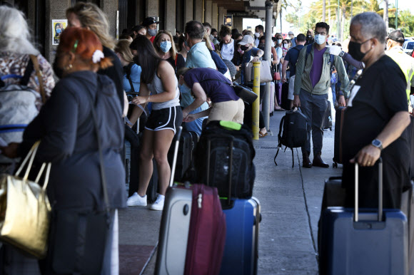 하와이 카훌루이 공항에서 지난 3일 관광객들이 짐 검사를 위해 긴 줄을 서 있다. 연합뉴스