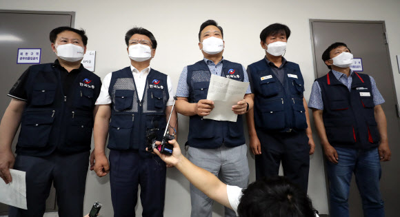 최저임금위원회 한국노총 소속 근로자위원들이 13일 정부세종청사 고용노동부 내 최저임금위원회 전원회의장에서 제9차 전원회의를 마친 뒤 기자회견을 하고 있다 2021.7.13  연합뉴스