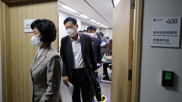 12일 오후 세종시 정부세종청사 최저임금위원회 회의실에서 열린 제9차 전원회의에 참석한 사용자위원들이 공익위원의 안에 반발하며 전원 퇴장하고 있다. 2021.7.13  연합뉴스