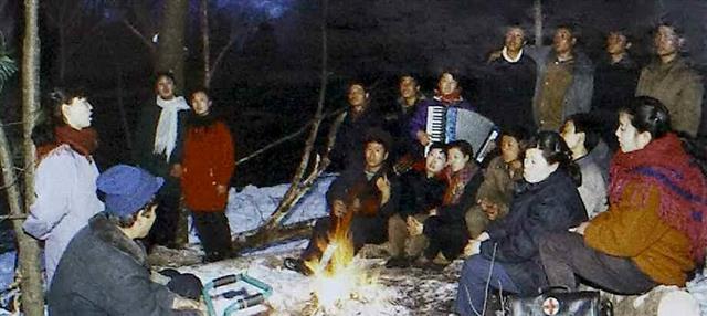 북한 노동당 기관지 노동신문은 13일 ‘위대한 연대들에서 울려오는 낭만의 메아리’란 제목으로 과거 항일 유격대와 한국전쟁 시기 내부 사기 고취를 위해 실시됐던 씨름 경기와 화선음악회 등 선전 활동을 조명했다. 그러면서 김정일 국방위원장 당시 구호였던 “가는길 험난해도 웃으며 가자”를 상기하고 사상 결집을 주문했다.  평양 노동신문 뉴스1