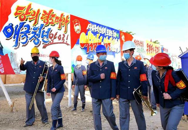 북한 노동당 기관지 노동신문은 13일 “혁명적인 음악은 사람들을 투쟁에로 불러일으키는 위력한 무기”라며 “지금 이 순간도 수도의 1만 세대 살림집 건설장에서는 투쟁의 진군가와 함께 인민의 이상거리, 행복의 보금자리가 줄기차게 솟아오르고 있다”라고 선전했다.  평양 노동신문 뉴스1