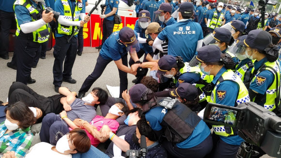 13일 오전 경북 성주군 초전면 소성리 주한미군 사드(THAAD·고고도 미사일 방어체계)기지 입구에서 사드 반대 집회에 참여한 주민, 시민단체 회원들이 집회를 하며 경찰과 대치 있다. 2021.7.13  사드철회 소성리 종합상황실 제공