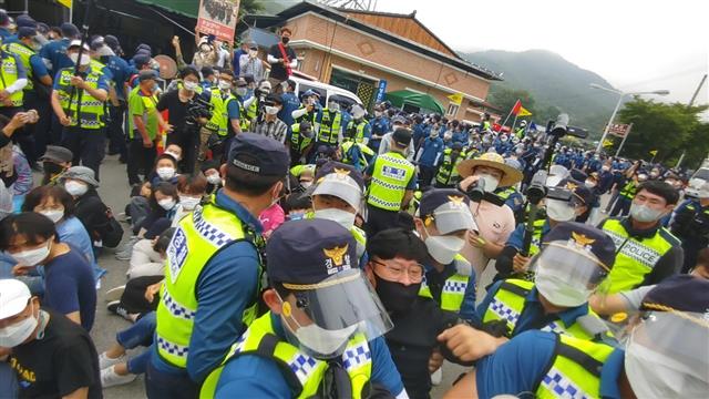 국방부와 미군이 13일 오전 경북 성주군 소성리 사드(THAAD·고고도미사일방어체계) 기지에 군(軍) 장비와 공사 자재, 물자 등을 추가로 반입하는 과정에서 경찰과 이를 저지하는 집회 참석자들이 충돌하고 있다. 2021.7.13 사드철회소성리종합상황실 제공