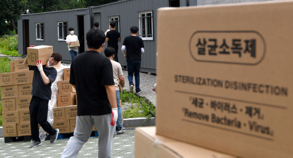 13일 경기 수원시 경기대학교 기숙사에서 방역 관계자들이 기숙사를 생활치료센터로 전환하기 위한 작업을 하고 있다. 2021.7.13 박지환기자 popocar@seoul.co.kr