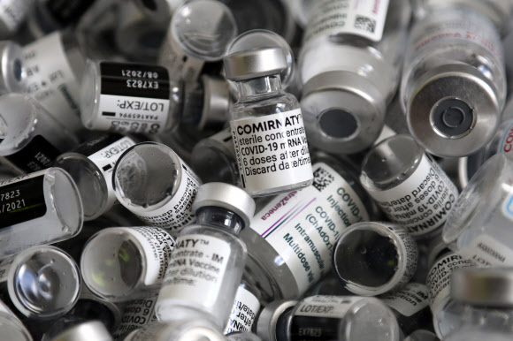 독일의 한 접종소에 놓여 있는 화이자의 코로나19 백신 용기. AP