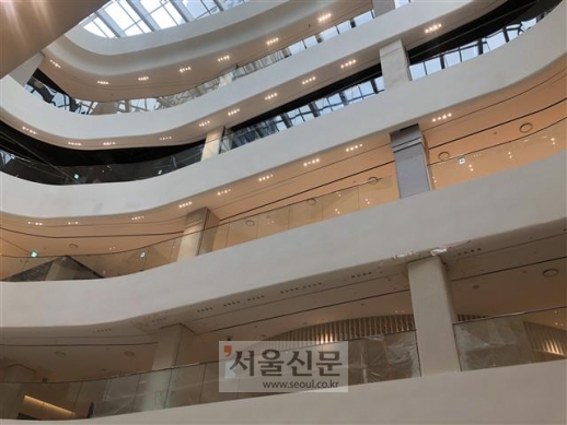 천장에 햇살이 들어오는 채광창을 설치해 개방감을 극대화했다.