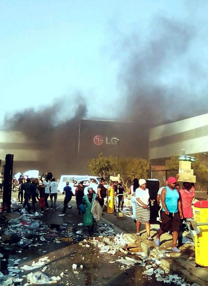 거세지는 남아공 폭동… LG전자 공장 약탈·방화로 전소 