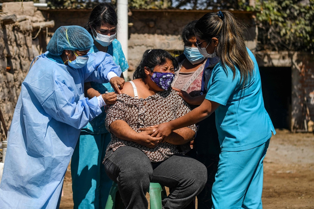 페루 남부의 아레키파에서 2일(현지시간) 의료진이 주민에게 화이자 코로나19 백신을 접종하고 있다. 2021.7.3  AFP 연합뉴스