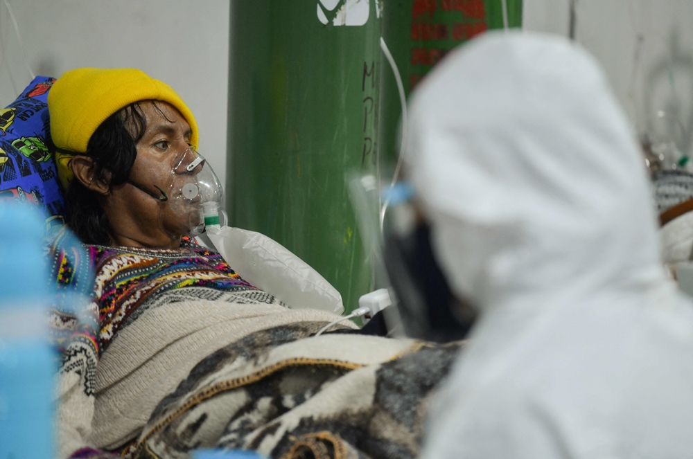 페루 남부 아레키아의 한 병원에서 의료진이 6월 18일(현지시간) 코로나19 환자를 살펴보고 있다. 2021.6.20  AFP 연합뉴스
