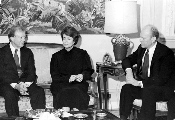 1981년 10월 지한 사다트 전 이집트 영부인(가운데)이 기자의 자택에서 미국의 지미 카터(왼쪽)·제럴드 포드(오른쪽) 전 대통령과 만나 얘기하고 있다. 기자 AP 연합뉴스