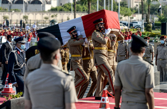 지난 9일(현지시간) 이집트 군인들이 지한 사다트 전 영부인의 시신을 군 묘지인 카이로 무명용사 기념관에 안장하고 있다. 이곳은 남편인 안와르 사다트 전 대통령이 묻힌 곳으로 여성 시신을 군 묘지에 묻는 것은 드문 일이다. 카이로 AFP 연합뉴스