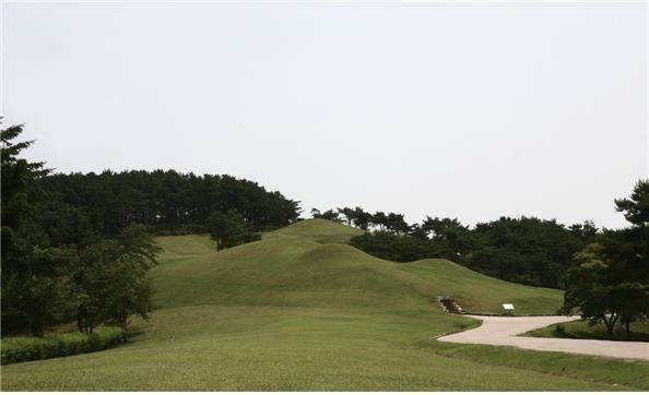 공주 송산리 고분군 전경  문화재청 제공