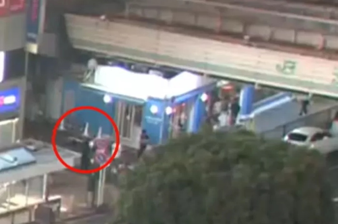 일본의 수도 도쿄 도심에서 한 남성이 ‘불법 촬영’을 하다 걸려 도주 중 다리 밑으로 추락했다. 해당 보도 캡처 