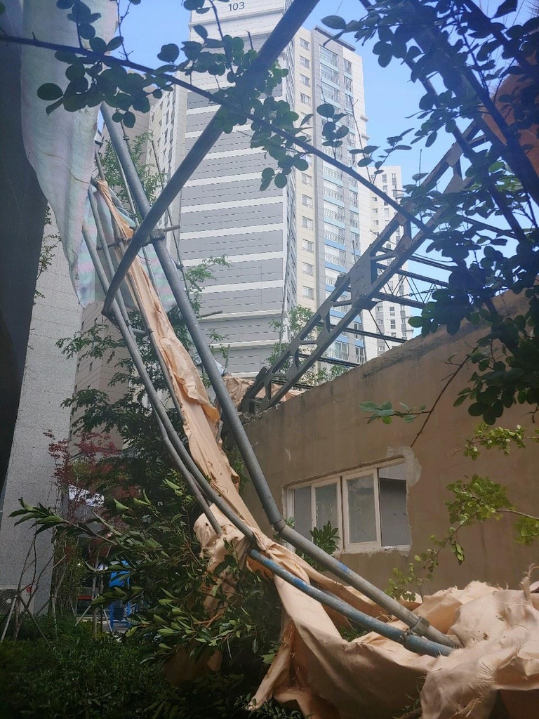 아파트 외벽 덮친 철거건물 안전 펜스. 부산경찰청 제공