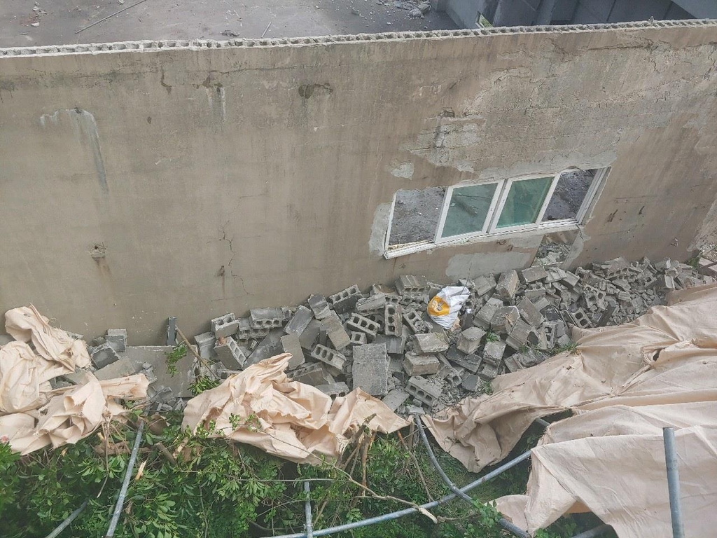 낙하한 벽돌. 부산 경찰청 제공 