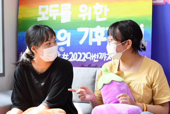 김서경(왼쪽)·윤현정 활동가가 서울 종로구 사무실에서 기후 위기에 관해 대화를 나누고 있다. 오장환 기자