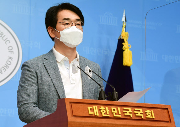 남녀평등복부제 공약 설명하는 민주당 박용진 대선 예비후보