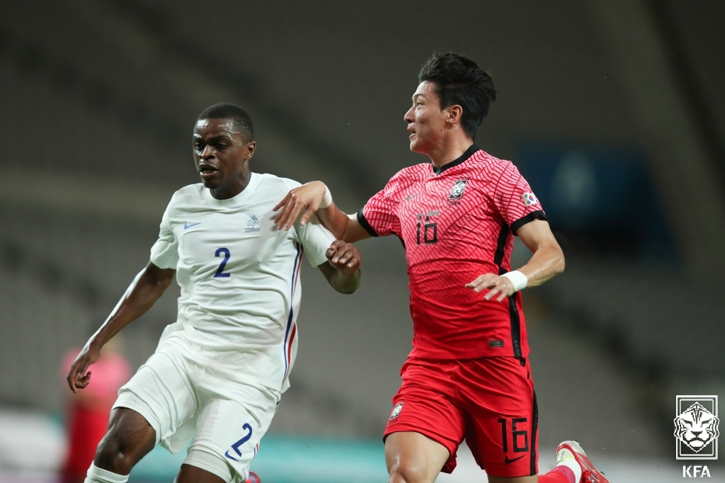한국 올림픽 축구 대표팀의 와일드카드 황의조가 16일 열린 프랑스와의 평가전에서 상대 수비수와 몸싸움을 벌이고 있다. 대한축구협회 제공