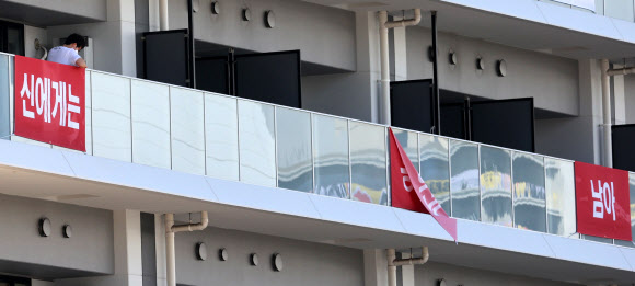 [올림픽] 철거되는 이순신 정신 글귀 현수막