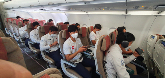 17일 인천공항에서 도쿄 올림픽  한국축구대표선수들이 일본으로 향하는 항공편에 탑승해 있다. 2021. 7. 17 정연호 기자 tpgod@seoul.co.kr
