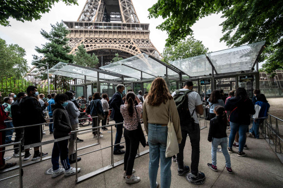 코로나 사태 9개월 만에 다시 문 연 파리 에펠탑