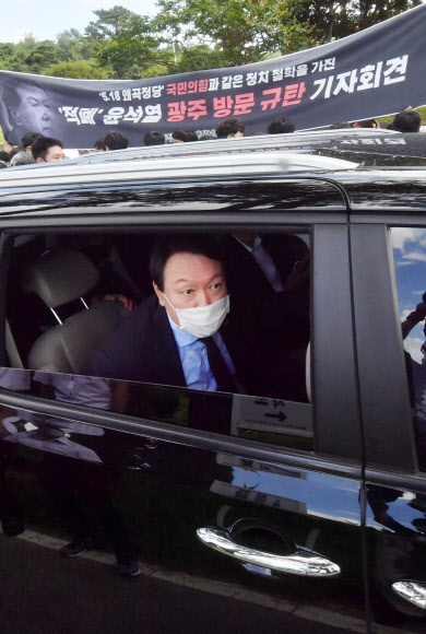 반대 목소리 뒤로하고 떠나는 윤석열