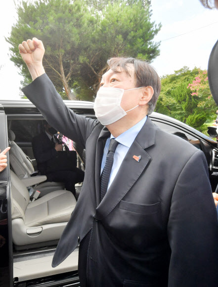 주먹 쥐어보이는 윤석열