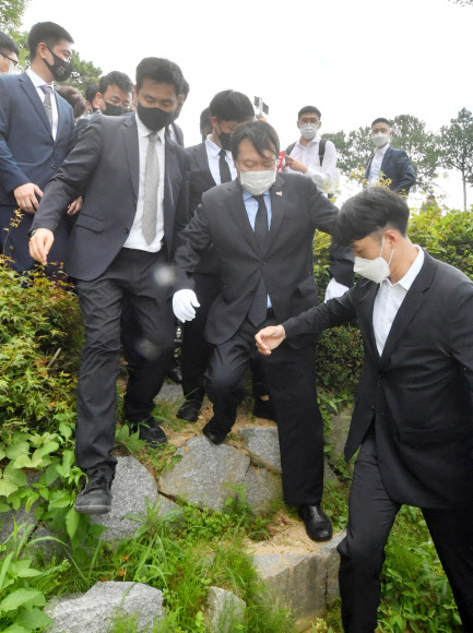 5.18 구묘역 방문한 윤석열