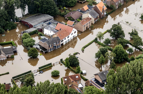 100년 만의 폭우로 물에 잠긴 네덜란드 마을