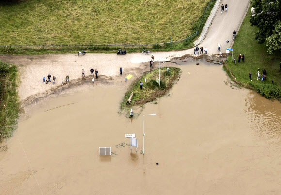 Aerial photo of the submerged area around the Meuse river near Roosteren, the Netherlands, 16 July 2021. Heavy rainfall has led to floods in various parts of the Netherlands and central Europe  EPA/Remko de Waal/2021-07-17 06:18:53/ <연합뉴스