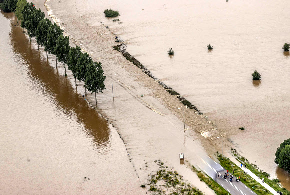 Aerial photo of the submerged area around the Meuse river near Roosteren, the Netherlands, 16 July 2021. Heavy rainfall has led to floods in various parts of the Netherlands and central Europe  EPA/Remko de Waal/2021-07-17 06:18:54/ <연합뉴스