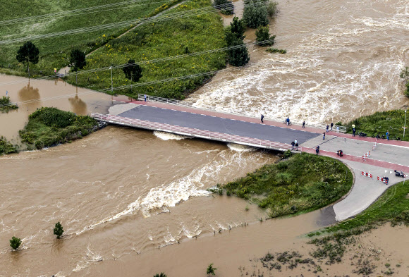 Aerial photo of the submerged area around the Meuse river near Roosteren, the Netherlands, 16 July 2021. Heavy rainfall has led to floods in various parts of the Netherlands and central Europe  EPA/Remko de Waal/2021-07-17 06:19:48/ <연합뉴스
