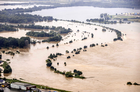 Aerial photo of the submerged area around the Meuse river near Roosteren, the Netherlands, 16 July 2021. Heavy rainfall has led to floods in various parts of the Netherlands and central Europe  EPA/Remko de Waal/2021-07-17 06:18:34/ <연합뉴스