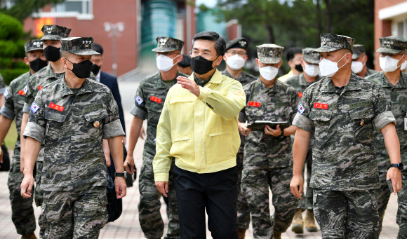 서욱 장관, 해병대 신병교육대 방역 점검
