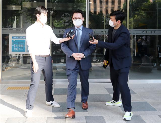 취재진 질문 받는 엄성섭 앵커