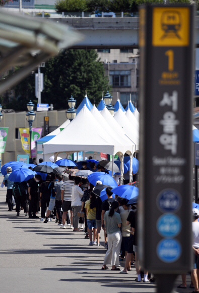 18일 서울 중구 서울역 광장에 마련된 코로나19 임시 선별검사소에서 시민들이 검사를 위해 차례를 기다리고 있다. 2021. 7. 18 박윤슬 기자 seul@seoul.co.kr