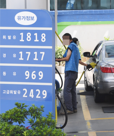 전국의 주유소 휘발유 가격이 11주 연속 상승세를 기록했다. 17일 한국석유공사 유가정보서비스 오피넷에 따르면 7월 둘째주 전국 주유소 휘발유 판매가격은 지난 주보다 13.1원 오른 리터당 1628.1원을 기록했다.18일 서울시내 한주유소에서 직원들이  주유를 하고 있다.2021.7.18  김명국선임기자 daunso@seoul.co.kr