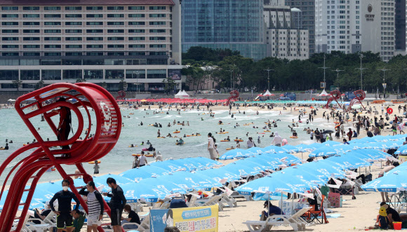 본격적인 피서철 해운대 북적