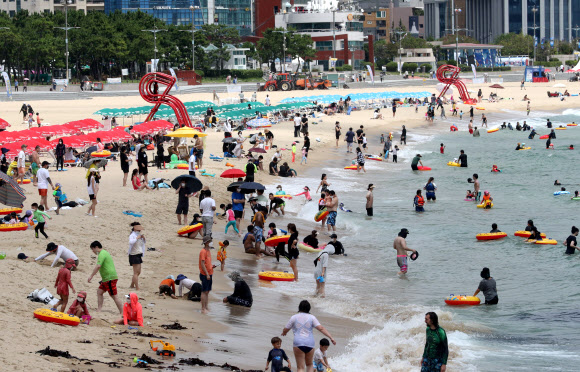 해운대 물놀이 피서객