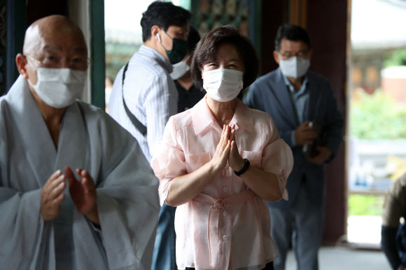 동화사 찾아 합장한 추미애