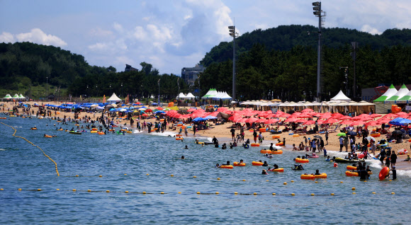 18일 강원도 속초해수욕장을 찾은 피서객들이 뒤섞여 물놀이를 즐기고 있다. 연합뉴스